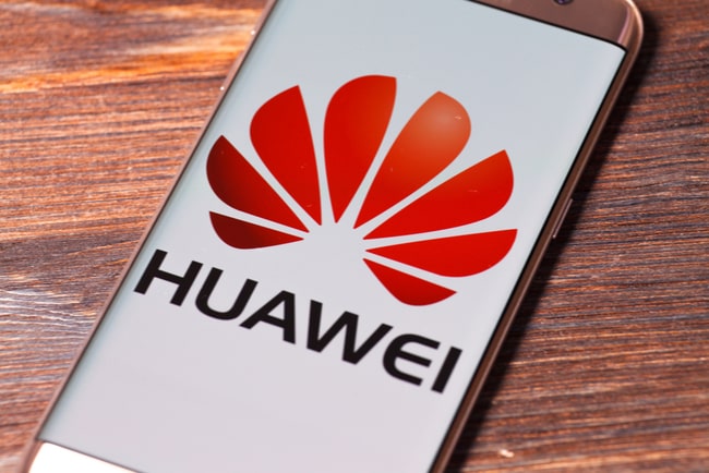 mobiltelefon med Huaweis logotyp och namn på skärmen