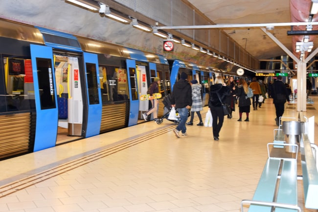 människor kliver av pendeltåg på stockholms station