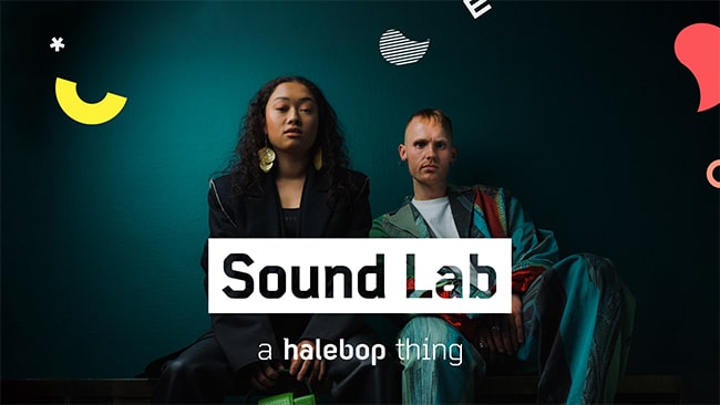 En tjej och en kille sitter bredvid varandra mot mörk bakgrund och texten sound lab a halebop thing i förgrunden.