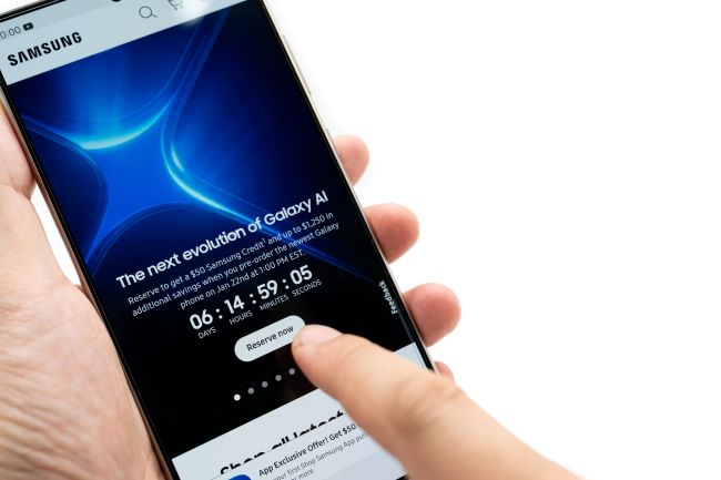 Hand håller mobil med information om samsungs galaxy unpacked-event på skärmen.